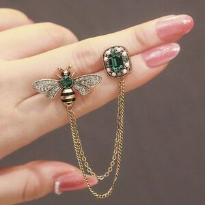 Vintage chain brooch with small bee and emerald gem,lapel pin for suit jacket